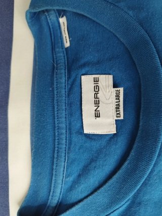 Camiseta azul con estampado