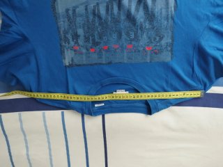 Camiseta azul con estampado