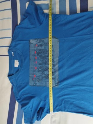 Camiseta azul con estampado