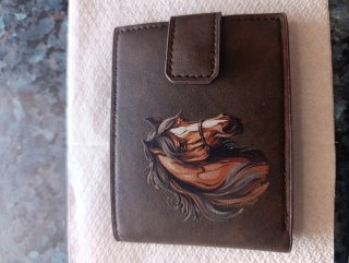 Cartera Marrón con Diseño de Caballo