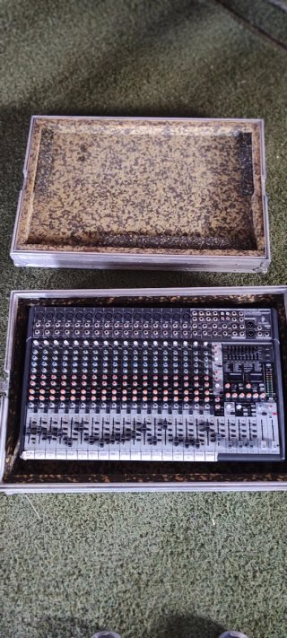 Behringer SX2442FX + flight case