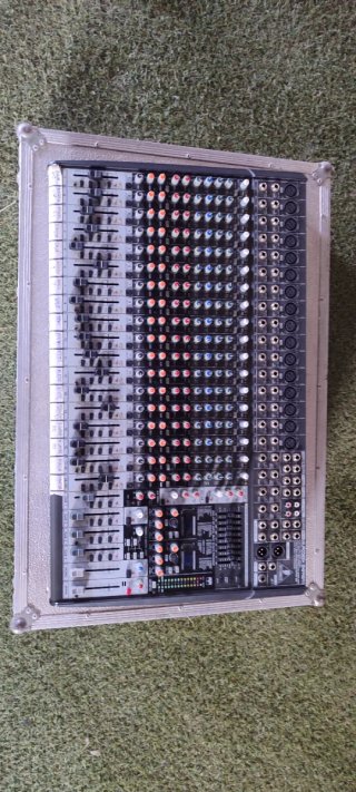 Behringer SX2442FX + flight case