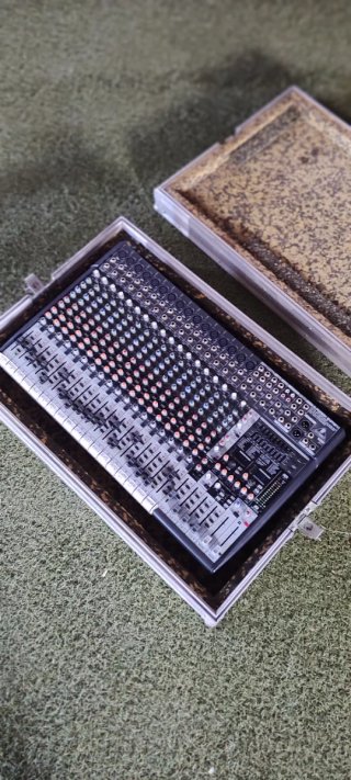 Behringer SX2442FX + flight case