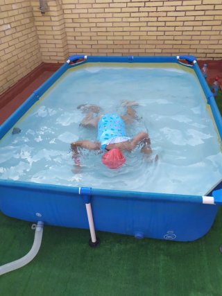 Piscina infantil azul y multicolor