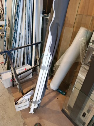 Toldo de brazos abatible gris