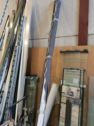 Toldo de brazos abatible gris