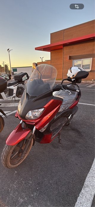 Yamaha XMAX 125cc Scooter Automática Roja