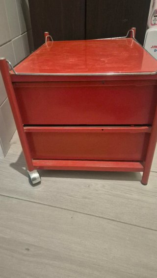 Mueble auxiliar cajones rojo metal