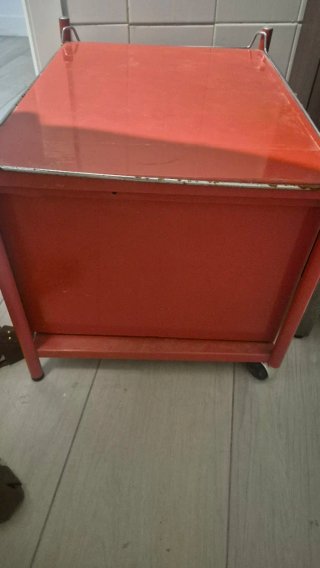 Mueble auxiliar cajones rojo metal