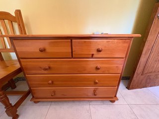 Cómoda de madera con 5 cajones