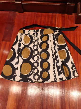 Falda estampada negro y oro