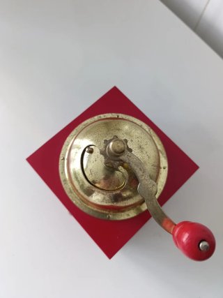 Molinillo de café antiguo rojo