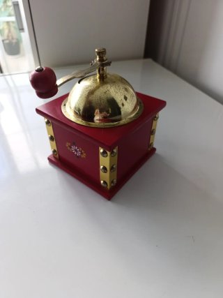Molinillo de café antiguo rojo
