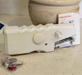 Máquina de coser manual a pilas