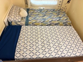 Habitación juvenil con mesita y cama