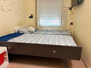Habitación juvenil con mesita y cama
