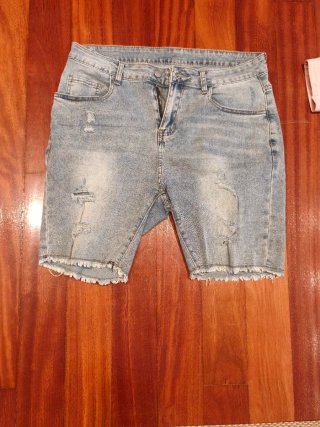 Pantalón corto vaquero roto