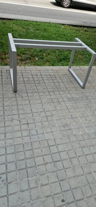 Mesa de oficina metálica blanca
