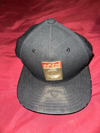 Gorra Adidas Negra y Dorada