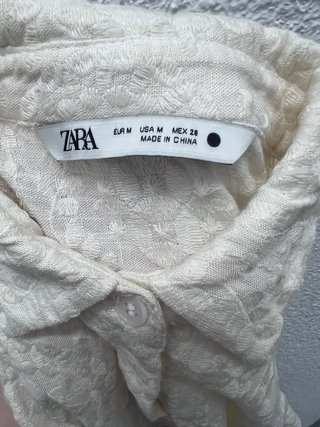 Camisa blanca de manga corta con bordado