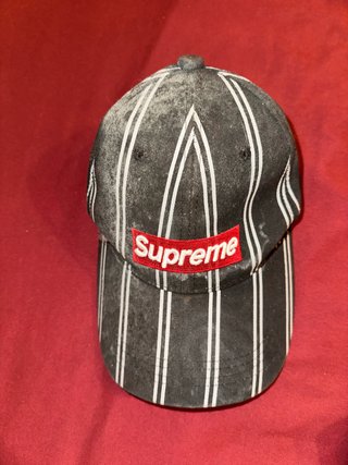 Gorra Supreme Rayas Blancas Negra