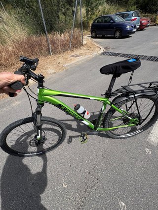 Bicicleta verde con suspensión delantera