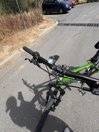 Bicicleta verde con suspensión delantera