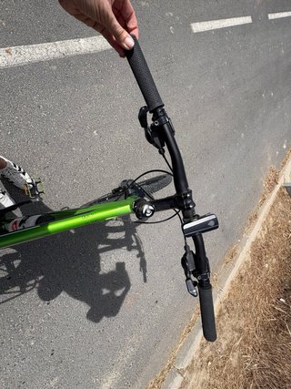 Bicicleta verde con suspensión delantera