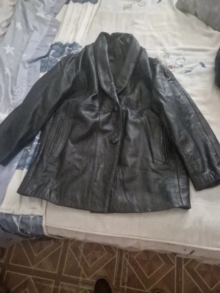 Tres chaquetas de cuero marrones