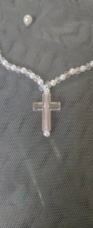 Collar hecho a mano con cruz y perlas