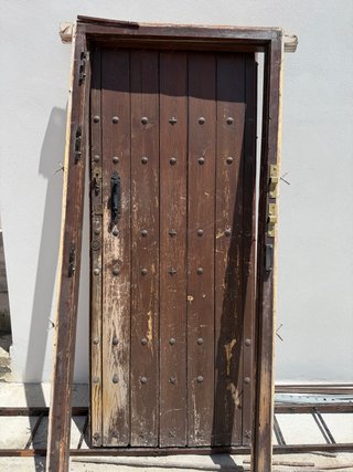 Puerta madera exterior con marco