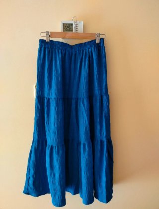 Falda midi azul con volantes