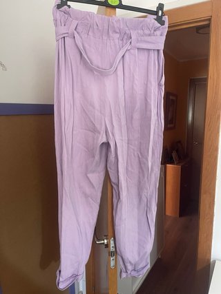 Pantalón lila de talle alto con cinturón