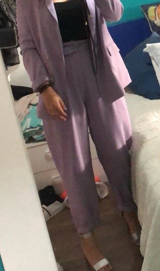 Pantalón lila de talle alto con cinturón