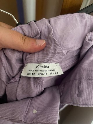 Pantalón lila de talle alto con cinturón
