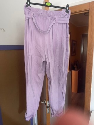 Pantalón lila de talle alto con cinturón