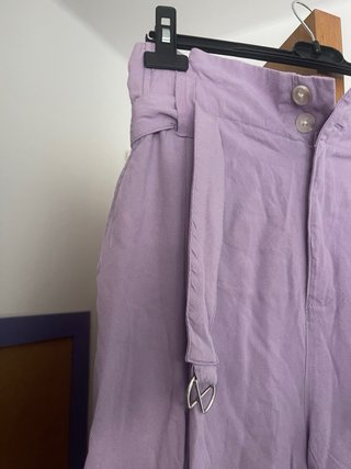 Pantalón lila de talle alto con cinturón