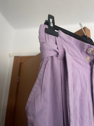 Pantalón lila de talle alto con cinturón
