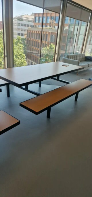 Mesa y banco estilo industrial