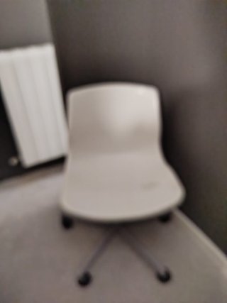 Silla de oficina blanca de plástico