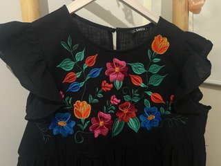 Vestido negro bordado flores talla L