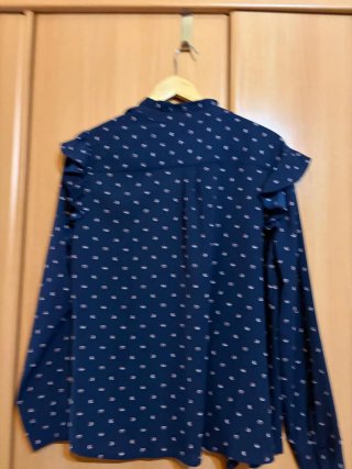Camisa azul marino con lunares blancos y granate