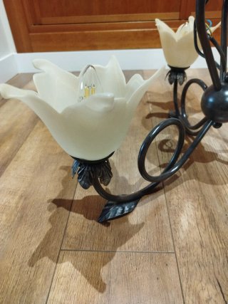 Lámpara de techo de metal con tulipas de cristal.