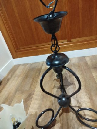 Lámpara de techo de metal con tulipas de cristal.