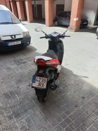 Peugeot Speedfight 3 125 con casco