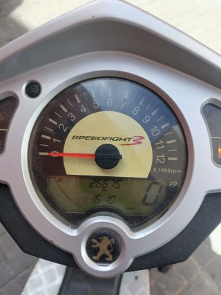 Peugeot Speedfight 3 125 con casco