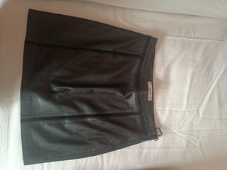 Falda de piel negra Mango