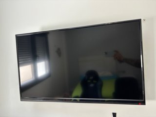 4 televisores, 2 de 32 pulgadas,2 de 27 pulgadas.