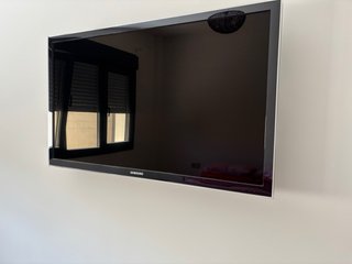 4 televisores, 2 de 32 pulgadas,2 de 27 pulgadas.