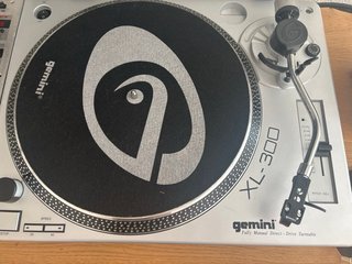 2 Tocadiscos Gemini DJ + Mesa Mezclas 4 Canales